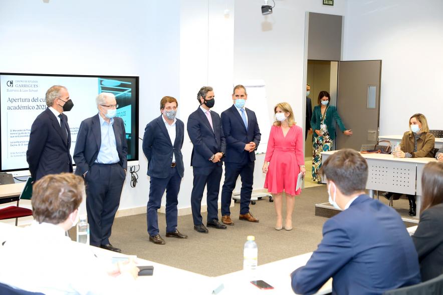 Acto Apertura Actividades Académicas Centro de Estudios Garrigues -  Plano general de la sala con las autoridades municipales y el alcalde de Madrid.