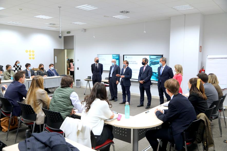 Acto Apertura Actividades Académicas Centro de Estudios Garrigues -  Plano general de la sala con las autoridades municipales y el alcalde de Madrid.