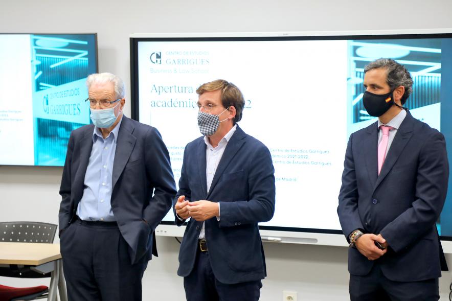 Acto Apertura Actividades Académicas Centro de Estudios Garrigues -  Primer plano del alcalde de Madrid, junto a las autoridades municipales. 