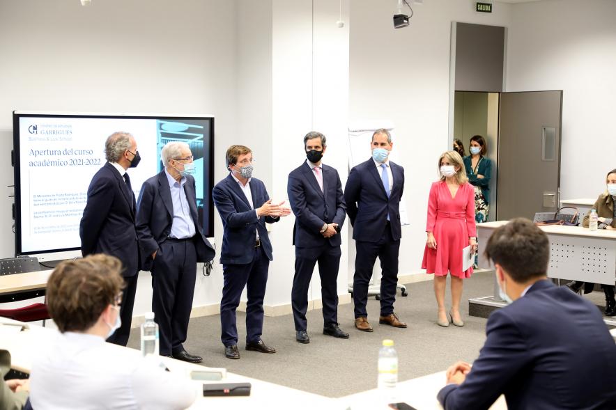 Acto Apertura Actividades Académicas Centro de Estudios Garrigues -  Plano general de la sala con las autoridades municipales y el alcalde de Madrid.