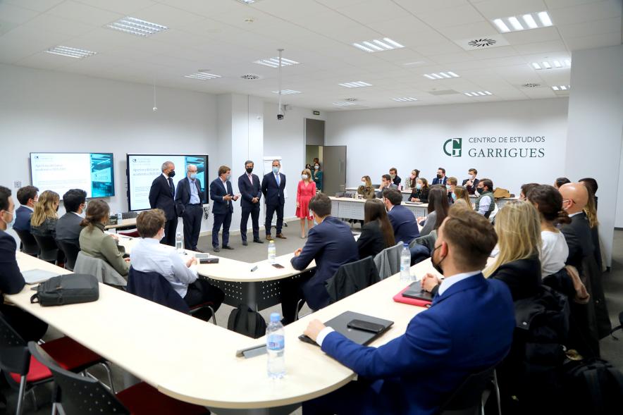 Acto Apertura Actividades Académicas Centro de Estudios Garrigues -  Plano general de la sala con las autoridades municipales y el alcalde de Madrid.