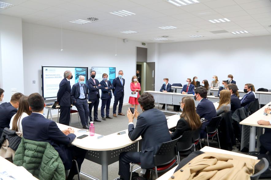 Acto Apertura Actividades Académicas Centro de Estudios Garrigues -  Plano general de la sala con las autoridades municipales y el alcalde de Madrid.