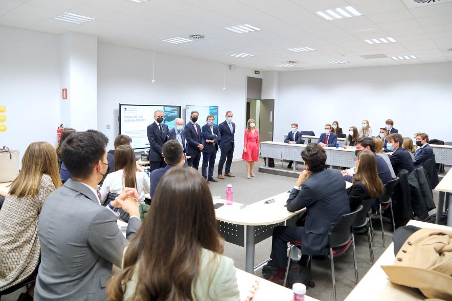 Acto Apertura Actividades Académicas Centro de Estudios Garrigues -  Plano general de la sala con las autoridades municipales y el alcalde de Madrid.