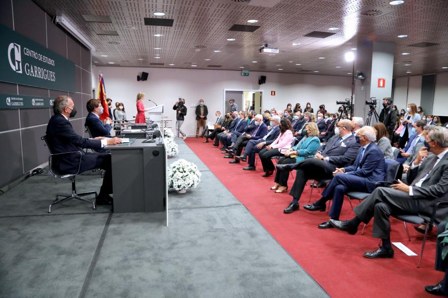 Acto Apertura Actividades Académicas Centro de Estudios Garrigues -  Imagen lateral de la sala  y  la mesa de  las autoridades. 