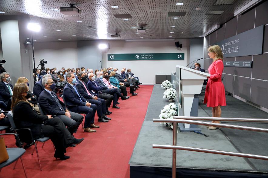Acto Apertura Actividades Académicas Centro de Estudios Garrigues - Imagen lateral de la sala. Las autoridades y los asistentes.