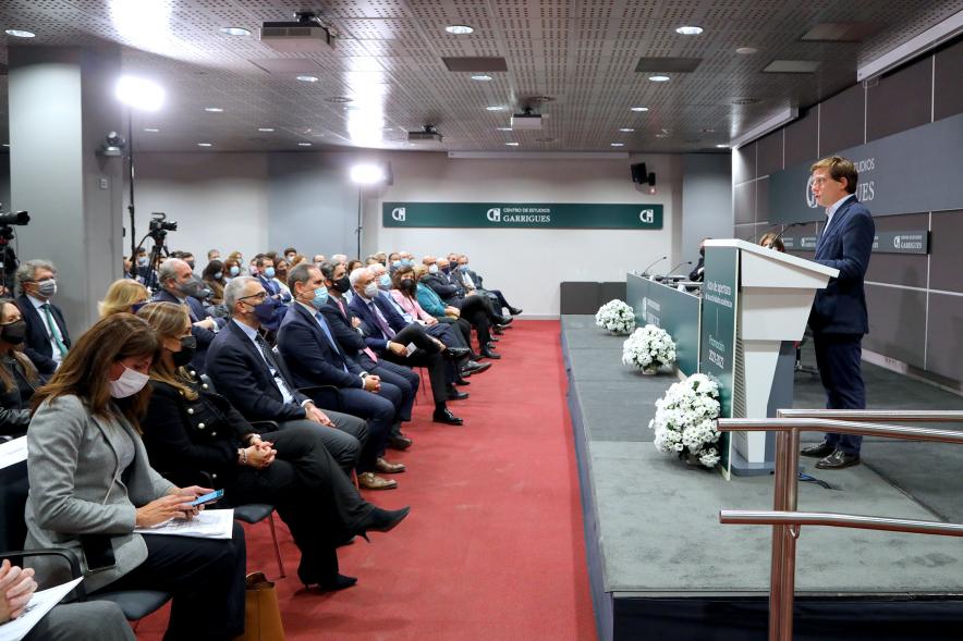 Acto Apertura Actividades Académicas Centro de Estudios Garrigues -  Imagen del discurso del  señor Almeida y parte de los asistentes.