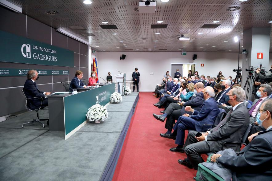 Acto Apertura Actividades Académicas Centro de Estudios Garrigues - Plano lateral de la sala con los asistentes y la mesa de las autoridades.