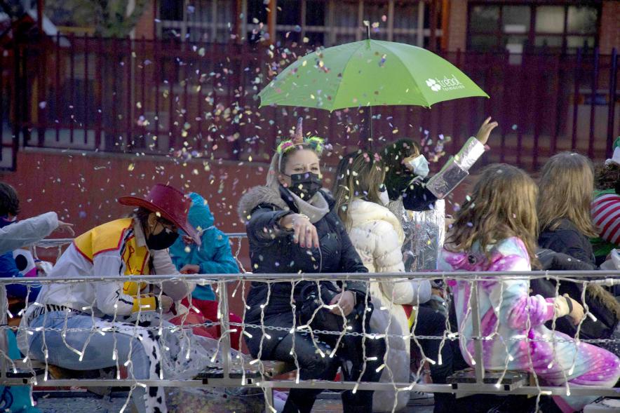 Cabalgata de Reyes 2022 - Imagen de personas lanzando papelillos.