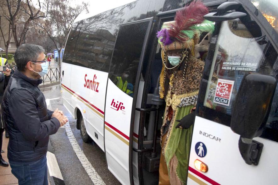Cabalgata de Reyes 2022 - Imagen del vicealcalde Rafael Sánchez Acera recibiendo al Rey Baltasar.