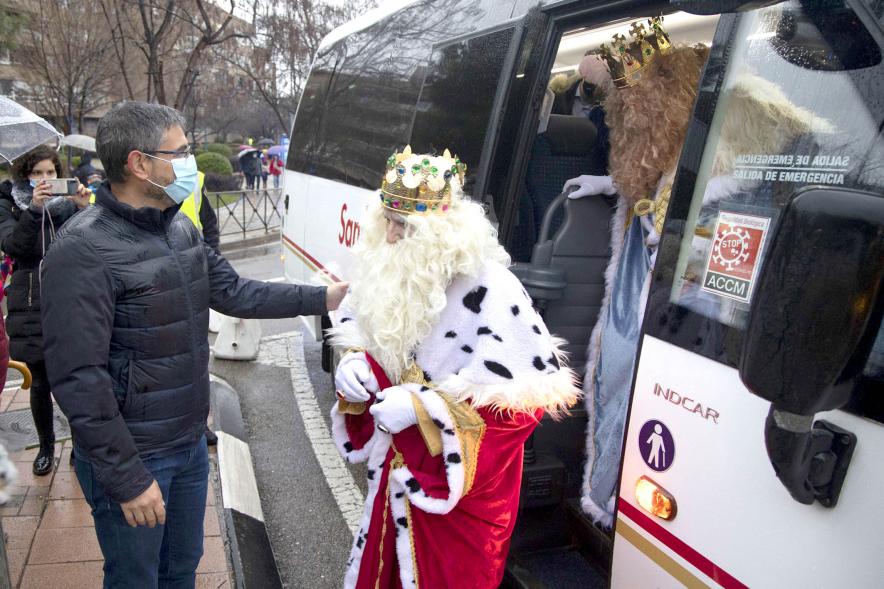 Cabalgata de Reyes 2022 - Imagen del vicealcalde Rafael Sánchez Acera recibiendo al Rey Melchor.