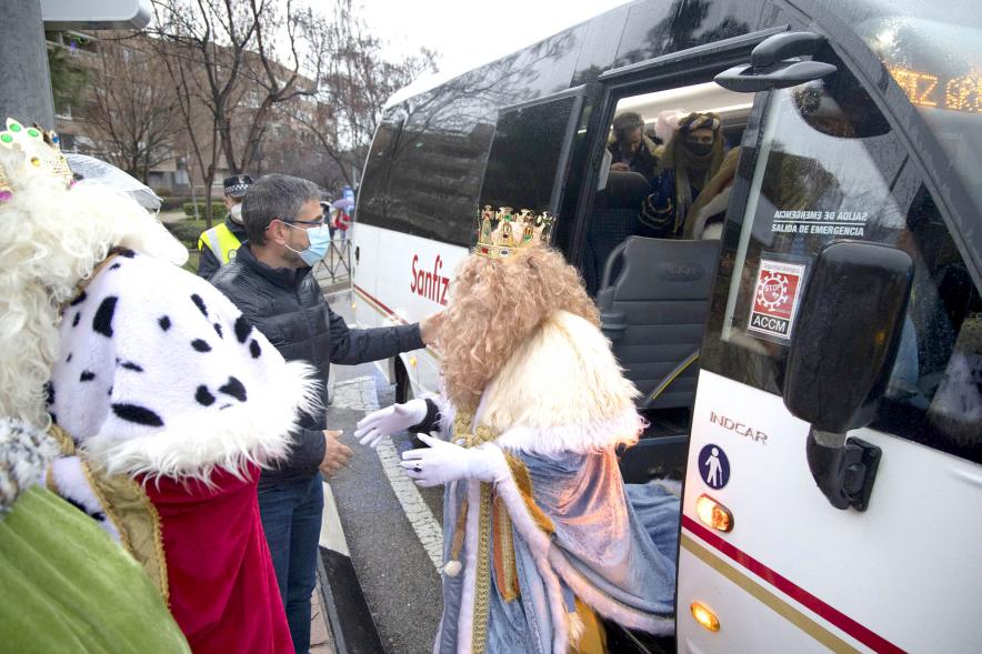 Cabalgata de Reyes 2022 - Imagen del vicealcalde Rafael Sánchez Acera recibiendo al Rey Garpar.