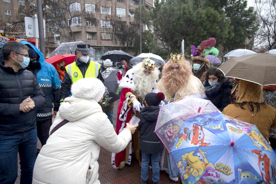 Cabalgata de Reyes 2022 - Imagen de los Reyes Magos saludando a los niños.