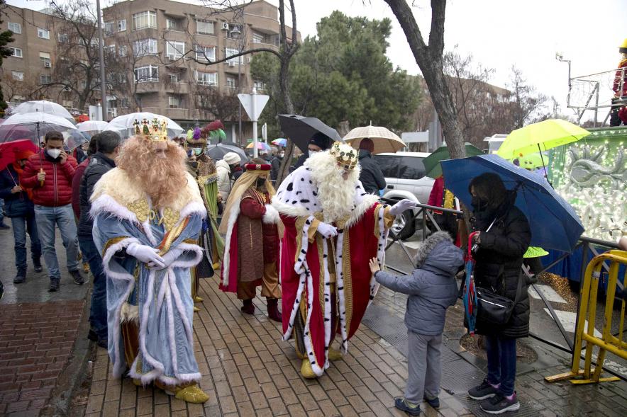 Cabalgata de Reyes 2022 - Imagen de los Reyes Magos saludando a los niños.