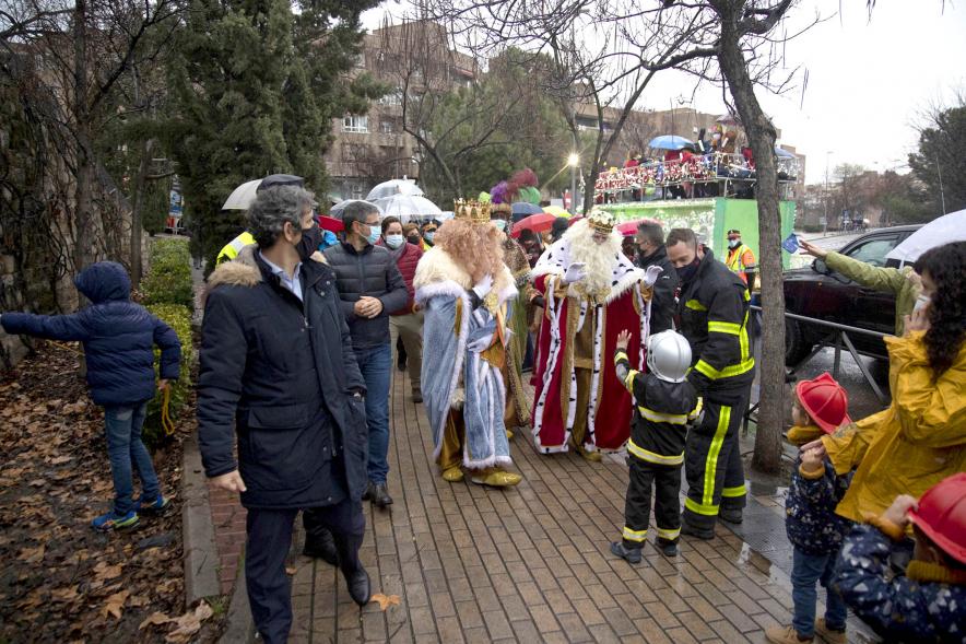 Cabalgata de Reyes 2022 - Imagen de los Reyes Magos saludando a los niños.