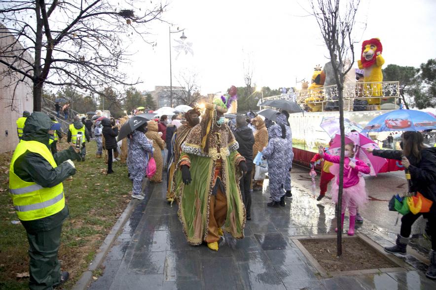 Cabalgata de Reyes 2022 - Imagen de los Reyes Magos saludando a las personas que se van encontrando en el camino.