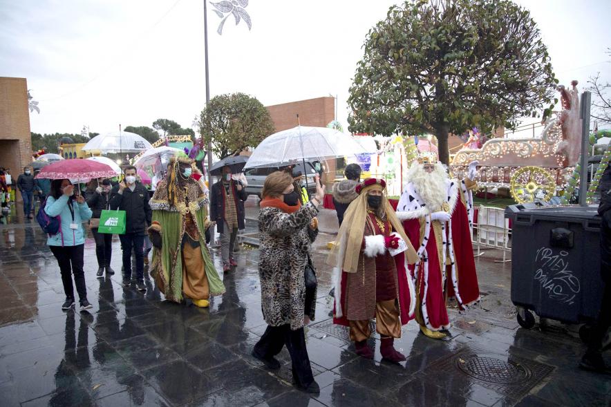 Cabalgata de Reyes 2022 - Imagen de los Reyes Magos saludando a las personas que se van encontrando en el camino.