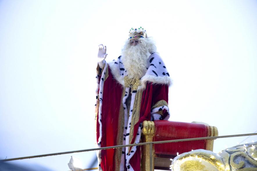 Cabalgata de Reyes 2022 -  Imagen del Rey Melchor saludando desde su carroza.