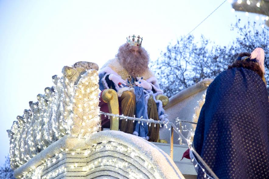Cabalgata de Reyes 2022 -  Imagen del Rey Gaspar sentado en su carroza su carroza.