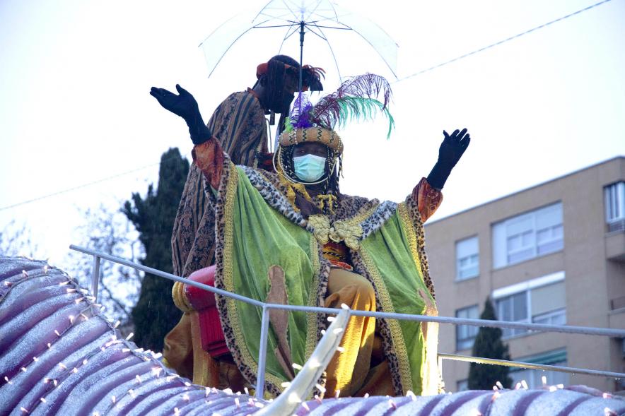 Cabalgata de Reyes 2022 -  Imagen del Rey Baltasar sentado en su carroza.