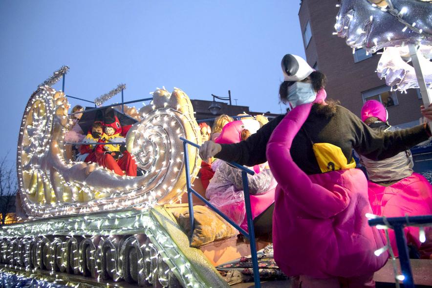 Cabalgata de Reyes 2022 -  Imagen de las personas disfrazadas de una carroza.