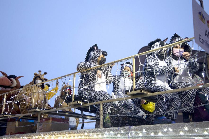 Cabalgata de Reyes 2022 -  Imagen de las personas disfrazadas de una carroza.