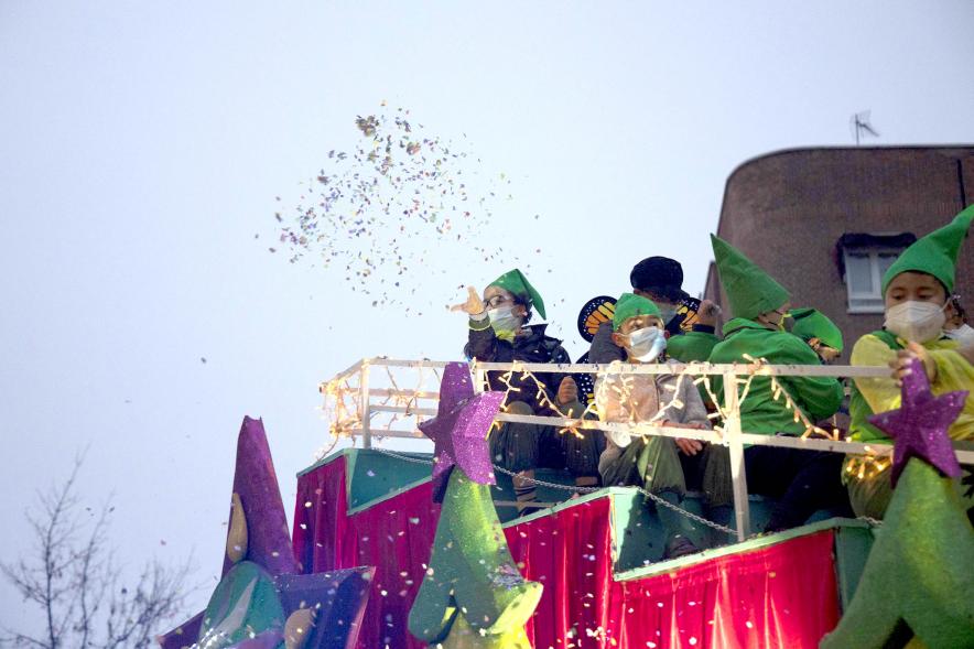 Cabalgata de Reyes 2022 - Imagen de las personas disfrazadas de una carroza.