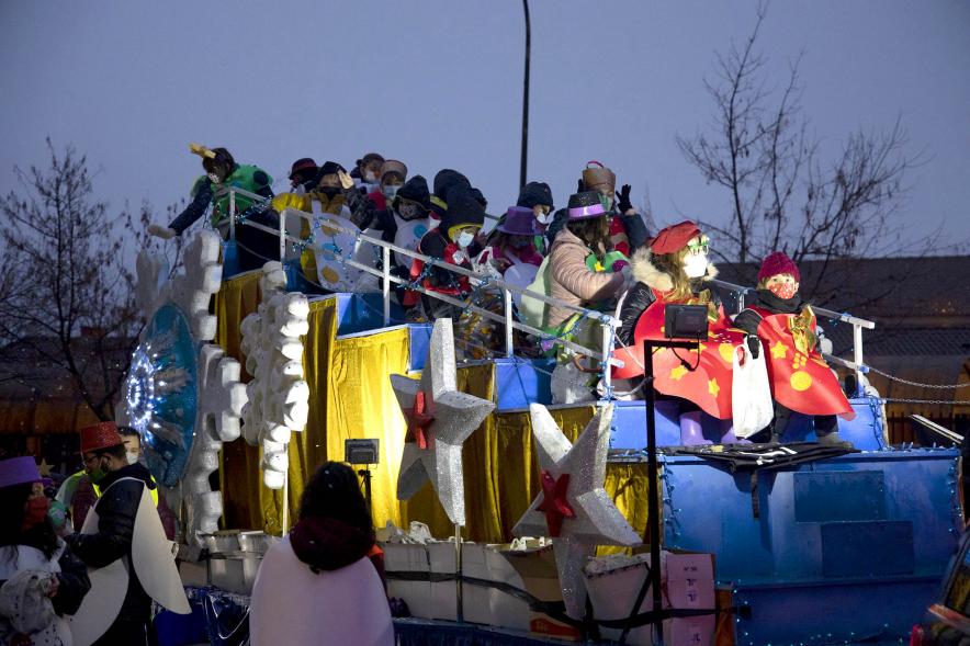 Cabalgata de Reyes 2022 -  Imagen de las personas disfrazadas de una carroza.