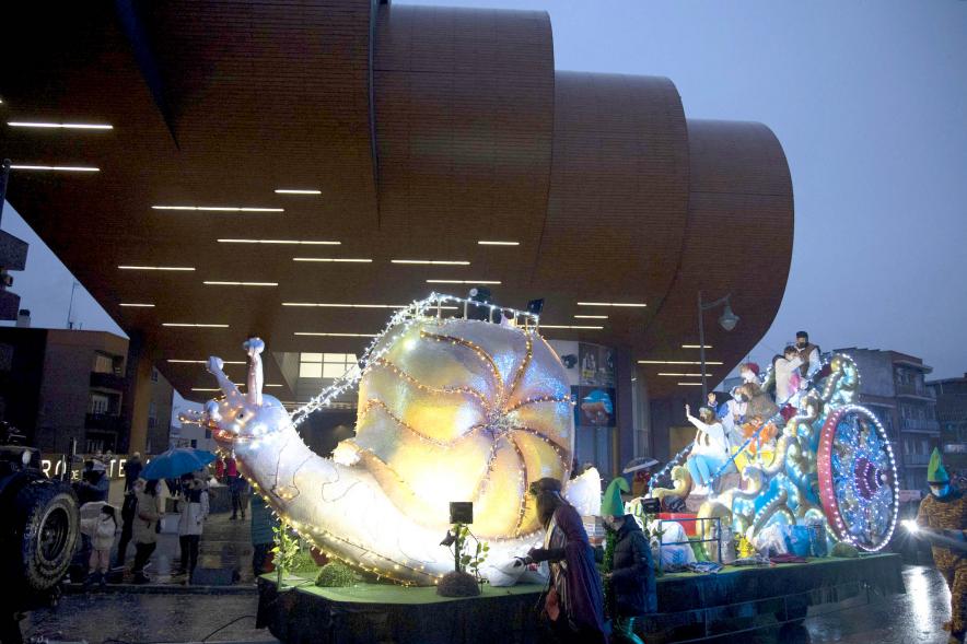 Cabalgata de Reyes 2022 - Imagen de las personas disfrazadas de una carroza.