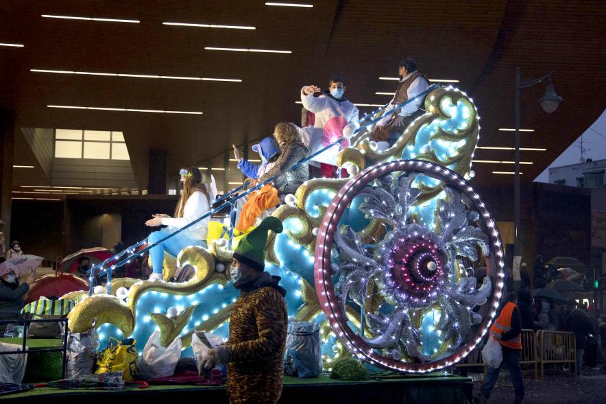 Cabalgata de Reyes 2022 - Imagen de las personas disfrazadas de una carroza.