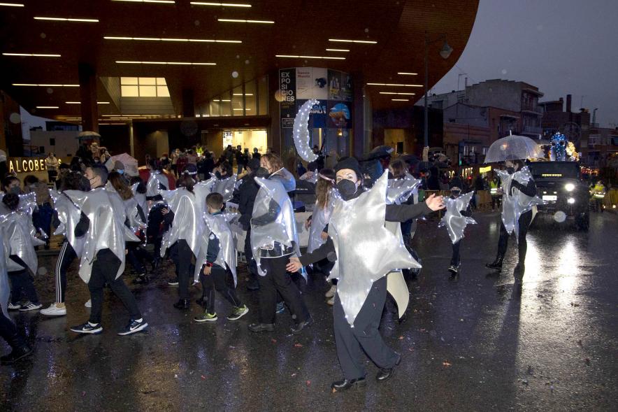 Cabalgata de Reyes 2022 -  Imagen de personas disfrazadas que participan en el desfile de la cabalgata.