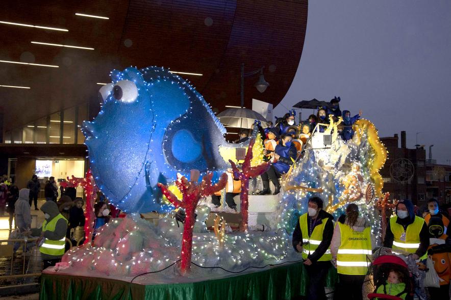 Cabalgata de Reyes 2022 - Imagen de las personas disfrazadas de una carroza.