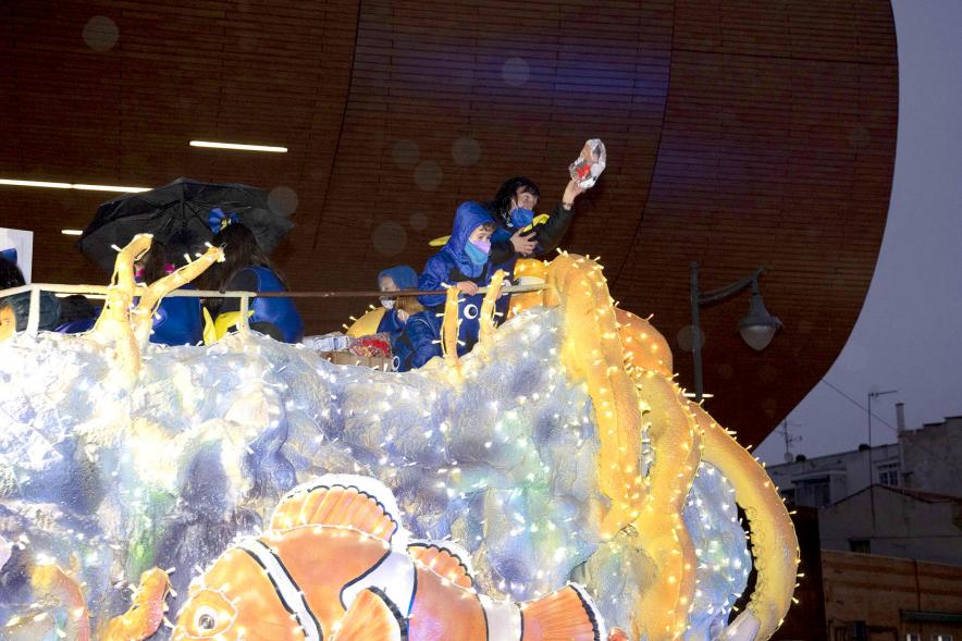 Cabalgata de Reyes 2022 - Imagen de las personas disfrazadas de una carroza.
