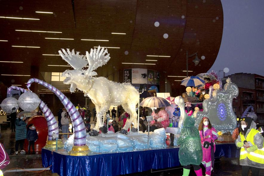 Cabalgata de Reyes 2022 -  Imagen de las personas disfrazadas de una carroza.