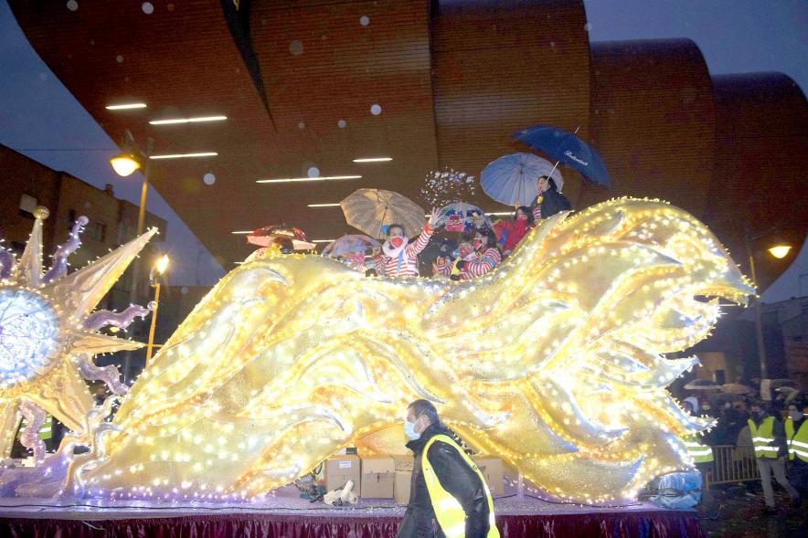 Cabalgata de Reyes 2022 -  Imagen de las personas disfrazadas de una carroza.