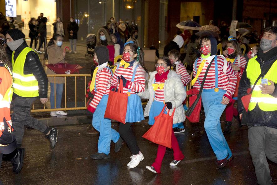 Cabalgata de Reyes 2022 - Imagen de personas disfrazadas que participan en el desfile de la cabalgata.