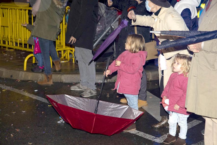 Cabalgata de Reyes 2022 - Imagen de niñas mirando el desfile.