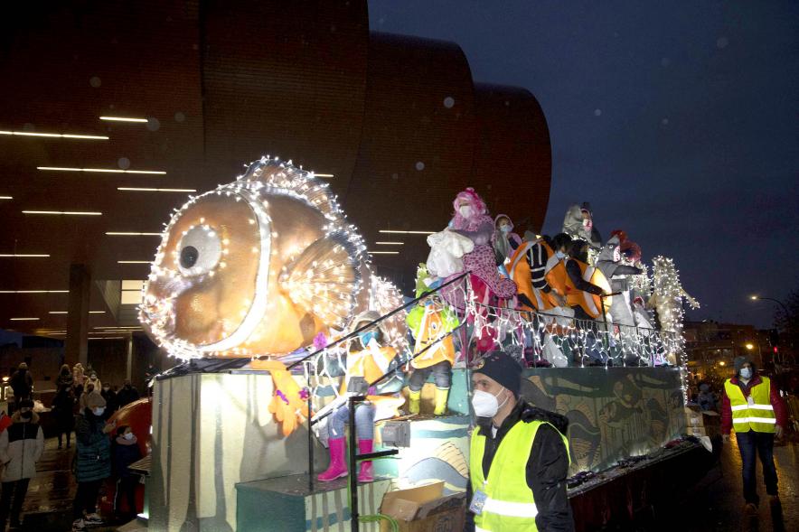 Cabalgata de Reyes 2022 - Imagen de las personas disfrazadas de una carroza.