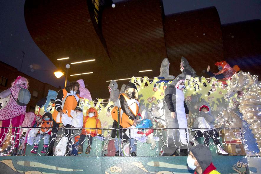 Cabalgata de Reyes 2022 - Imagen de las personas disfrazadas de una carroza.