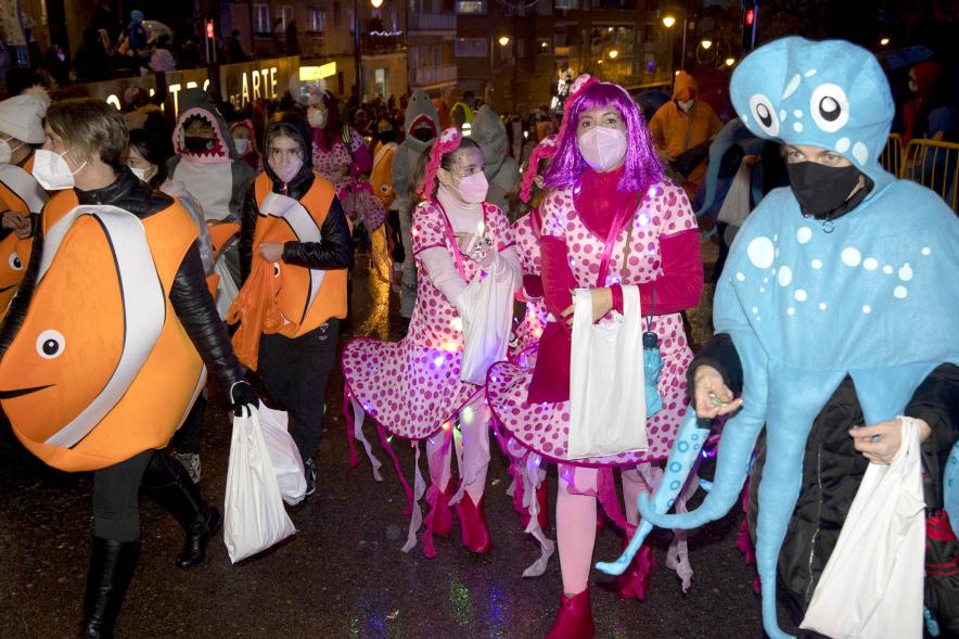 Cabalgata de Reyes 2022 -  Imagen de personas disfrazadas que participan en el desfile de la cabalgata.