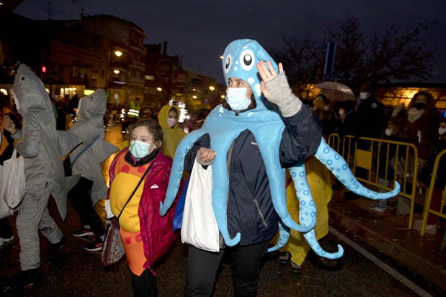 Cabalgata de Reyes 2022 -  Imagen de personas disfrazadas que participan en el desfile de la cabalgata.