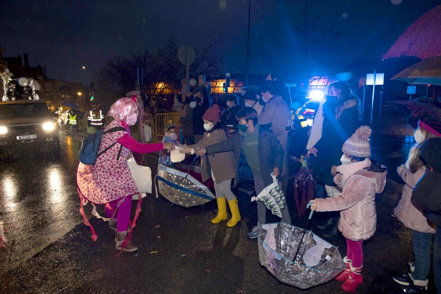 Cabalgata de Reyes 2022 - Imagen de niñas mirando el desfile.