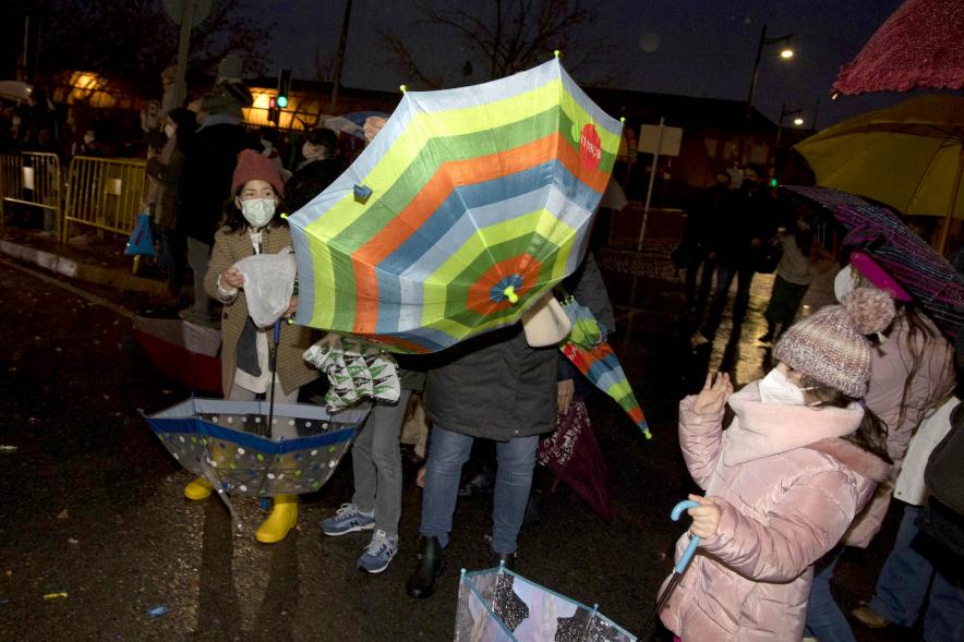 Cabalgata de Reyes 2022 - Imagen de niñas mirando el desfile.