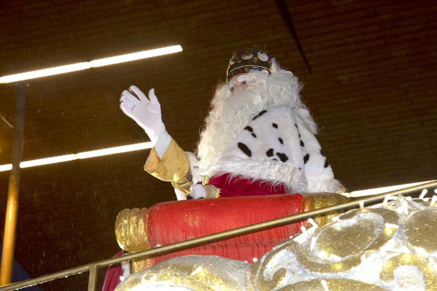 Cabalgata de Reyes 2022 - Imagen del Rey Melchor saludando desde su carroza.