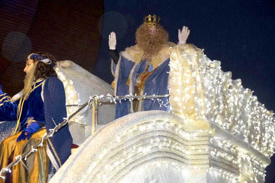 Cabalgata de Reyes 2022 - Imagen del Rey Gaspar saludando desde su carroza.