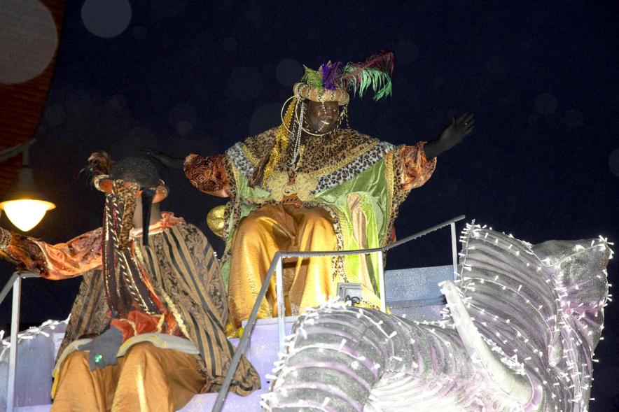 Cabalgata de Reyes 2022 -  Imagen del Rey Baltasar saludando desde su carroza.