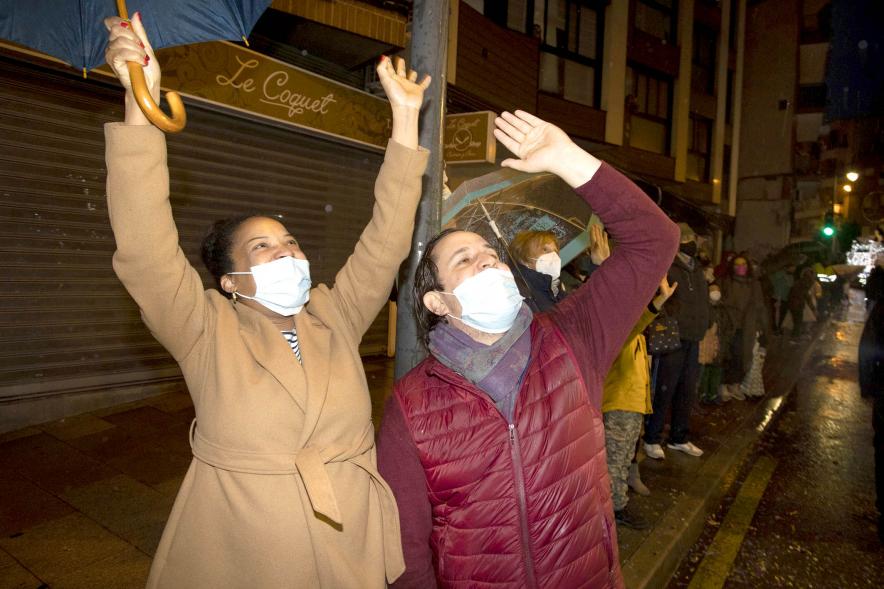 Cabalgata de Reyes 2022 - Imagen de personas saludando al paso de las carrozas de los Reyes Magos.