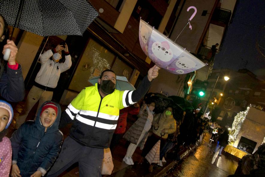 Cabalgata de Reyes 2022 - Imagen de personas saludando al paso de las carrozas de los Reyes Magos.