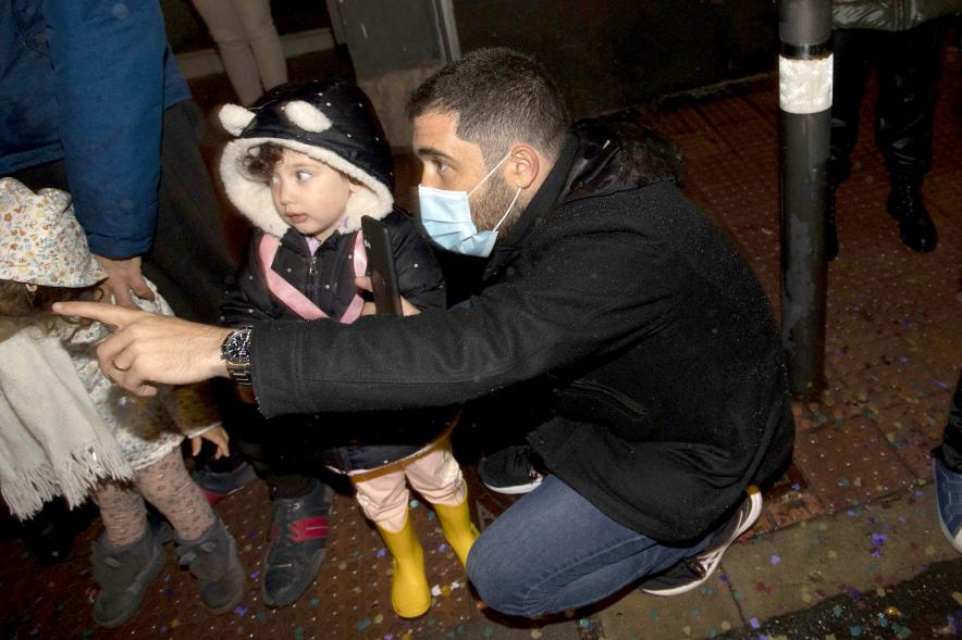 Cabalgata de Reyes 2022 - Imagen de una niña mirando las carrozas de los Reyes Magos.