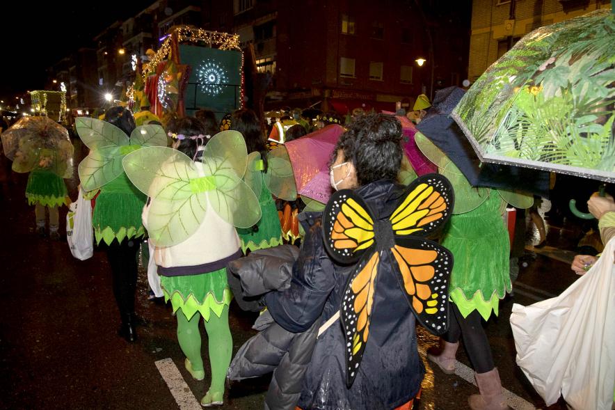 Cabalgata de Reyes 2022 -  Imagen de personas disfrazadas que participan en el desfile de la cabalgata.