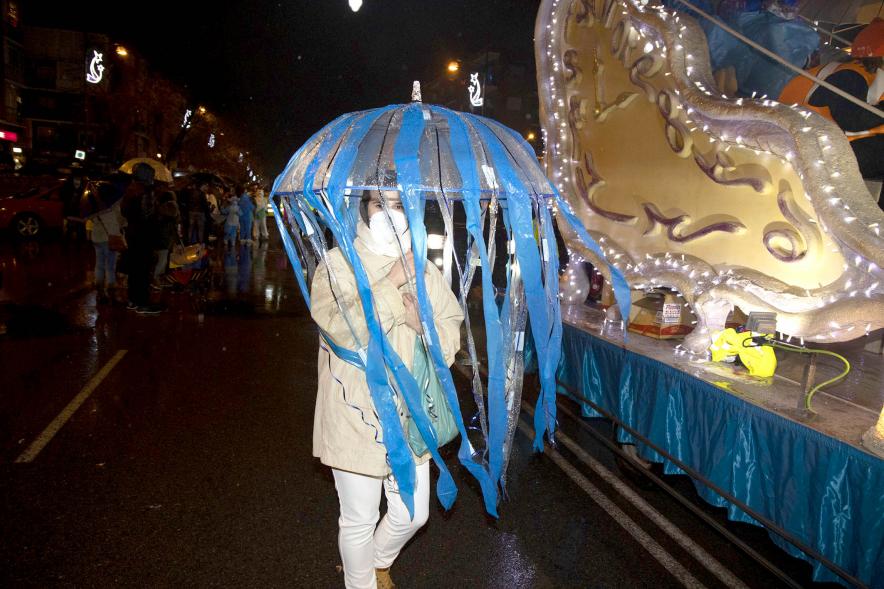 Cabalgata de Reyes 2022 - Imagen de personas disfrazadas que participan en el desfile de la cabalgata.